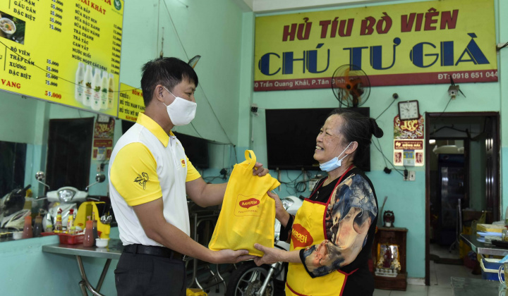 Nestlé hỗ trợ 22.000 cửa hàng nhỏ, quán ăn  và căng-tin trường học bị ảnh hưởng dịch bệnh Covid-19