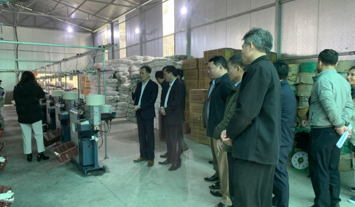 Vĩnh Phúc: Nghiệm thu đề án hỗ trợ ứng dụng máy móc thiết bị tiên tiến trong sản xuất găng tay dệt kim