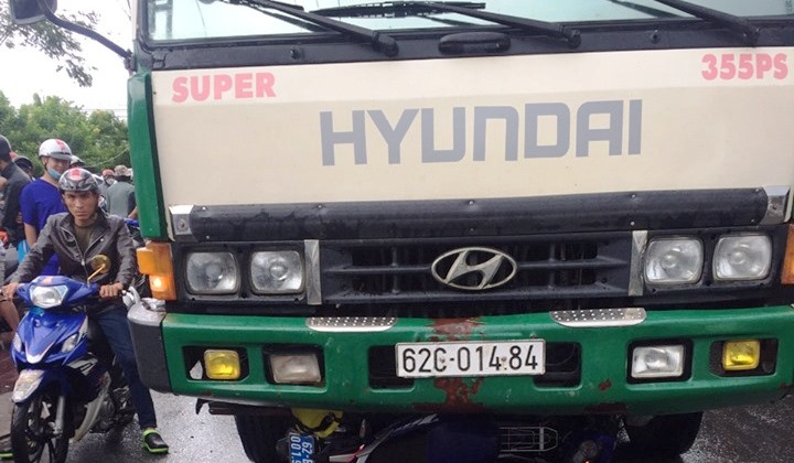 Long An: Bị phát hiện xe ô tô chở hàng nhập lậu tông thẳng vào xe Quản lý thị trường