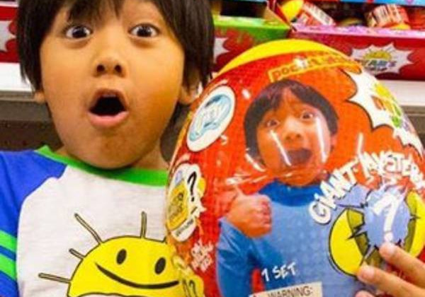 Cậu bé 7 tuổi này kiếm được 30 triệu đô la Singapore một năm qua kênh YouTube về đồ chơi