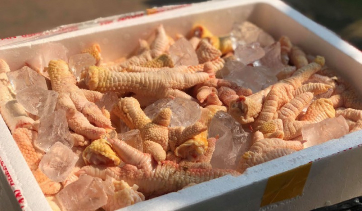 Chuyện lạ: Chân gà khổng lồ, 400.000 đồng/kg vẫn cháy hàng