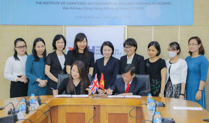 IUH: Ký kết Thỏa thuận hợp tác với Viện Kế toán Công chứng Anh và Xứ Wales
