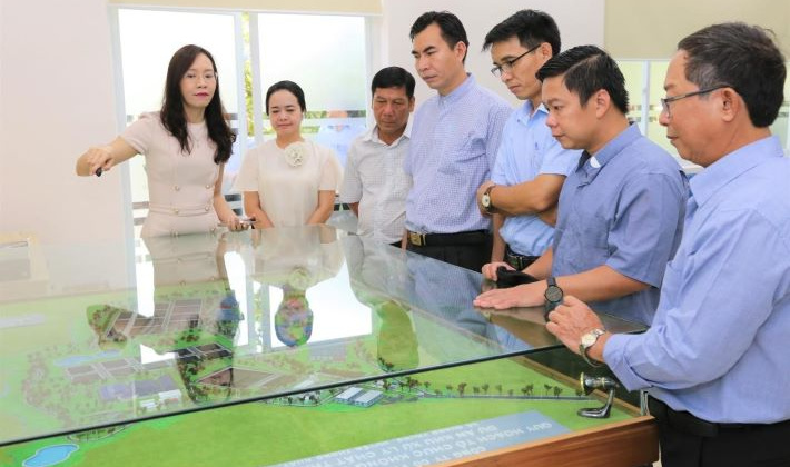 Người dân tham quan và góp ý cho Khu xử lý chất thải Quang Trung