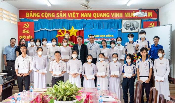 HUFI: Trao học bổng cho các em học sinh khó khăn, vượt khó tại Trường THPT Đức Huệ, Long An