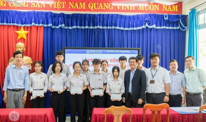 HUFI: Trao học bổng cho các em học sinh vượt khó tại Trường THPT Tân Đông, Tây Ninh