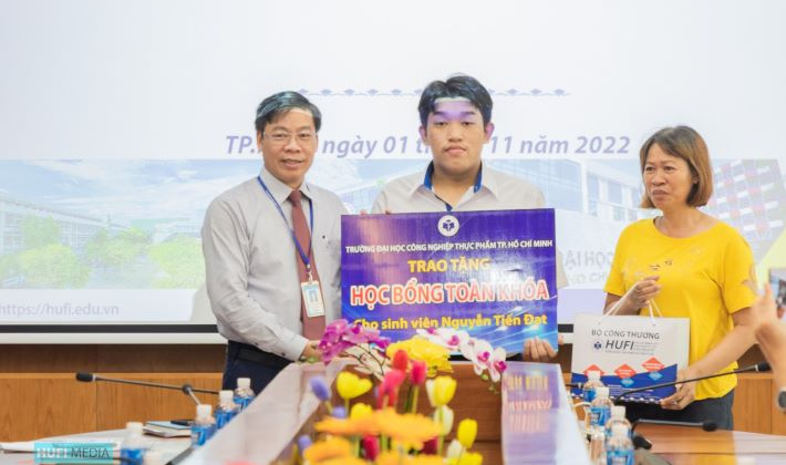 Nguyễn Tiến Đạt  - Từ một sinh viên phải đi mượn máy tính để học đến nhận học bổng toàn khóa