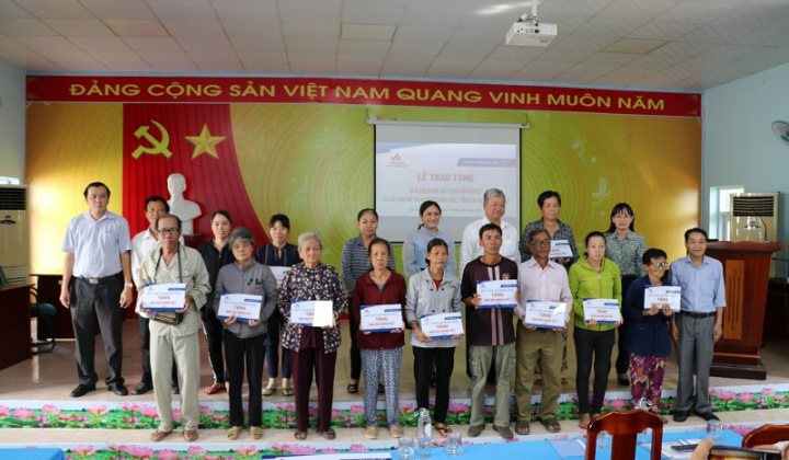 Thép Miền Nam - VNSTEEL trao tiếp những ngôi nhà đại đoàn kết