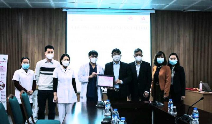 Tổng công ty Thép Việt Nam - CTCP và Công ty CP Tôn mạ Vnsteel Thăng Long: Hỗ trợ Bệnh viện E 2 máy điện tim