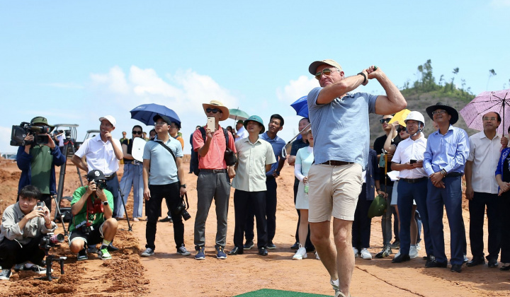 Cú swing đầu tiên của huyền thoại Greg Norman tại sân golf Văn Lang Empire