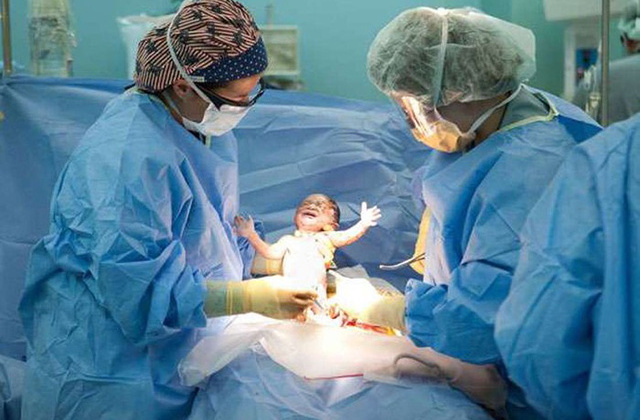 Sinh mổ nguy hiểm hơn sinh thường?