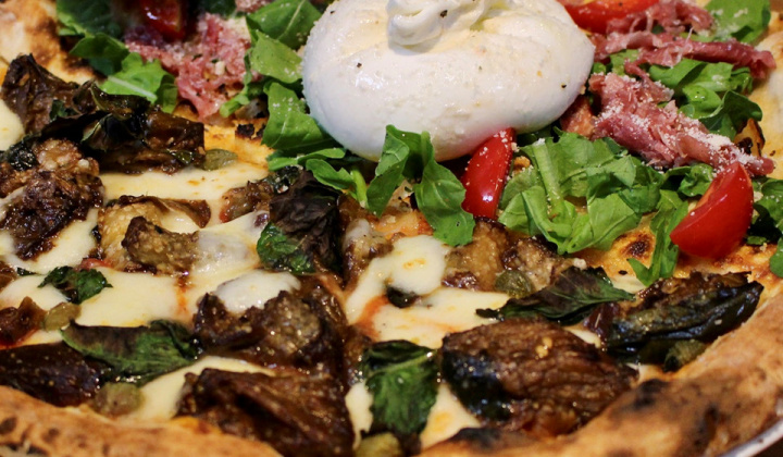 Pizza đã là gì, phải pizza nướng củi chuẩn phong cách Italia mới xịn