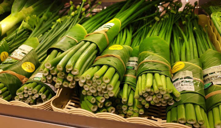 Thái Lan: Dùng lá chuối gói đồ siêu thị - bước "lùi" dễ chịu