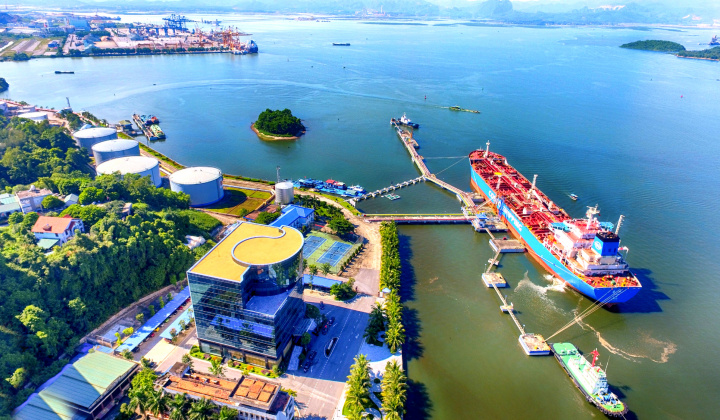 Sẽ di dời Cảng xăng dầu B12?