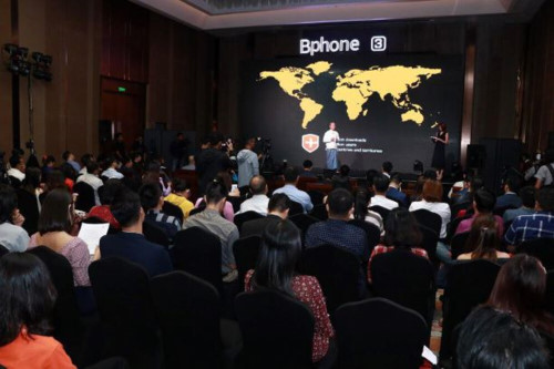 Bphone được bày bán gần 100 cửa hàng ở Myanmar.