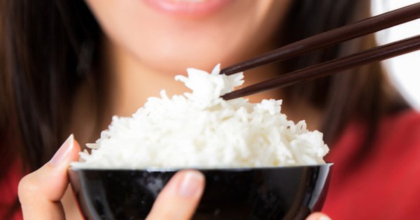 Ăn cơm sai cách gây bất lợi cho sức khỏe