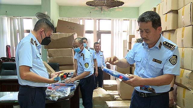 Hà Nội: Gần 2.000 sản phẩm đồ chơi trẻ em bạo lực bị thu giữ