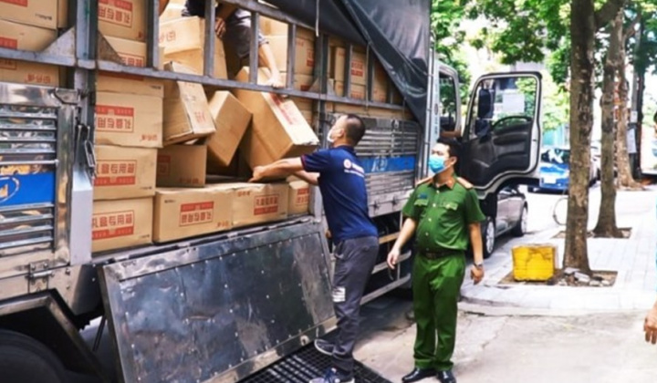 Một xe tải chở hơn 8 tấn bánh trung thu nhập lậu bị phát hiện khi đang lưu thông ở luồng xanh