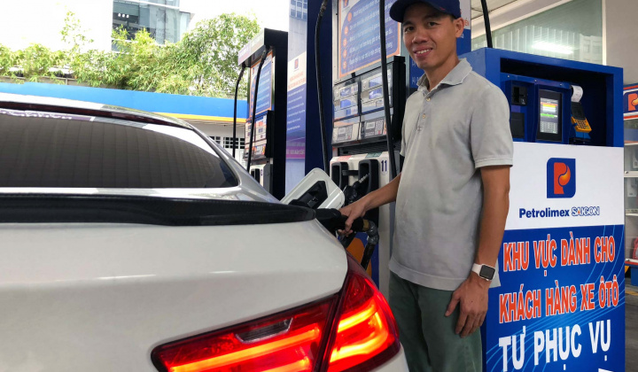 Petrolimex: Trải nghiệm dịch vụ tự đổ xăng ở TP.HCM với phóng viên VTV24