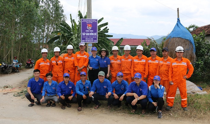 Đoàn thanh niên Thủy điện An Khê - Ka Nak  chung tay “Thắp sáng đường quê”