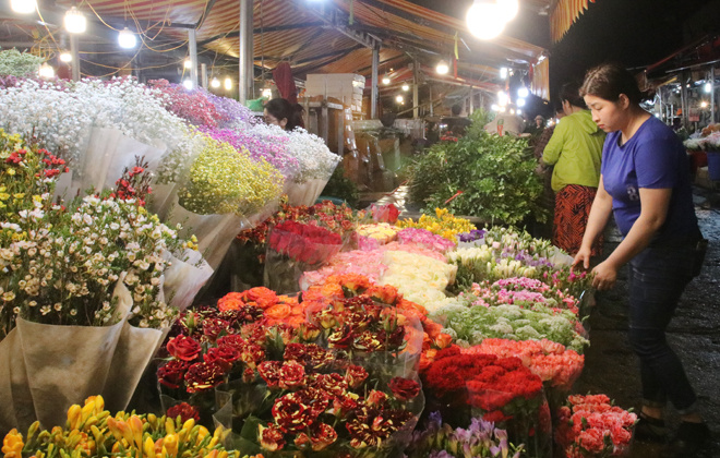 Tấp nập chợ hoa đêm Quảng An trước ngày Quốc tế Phụ nữ 8/3
