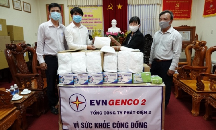 EVNGENCO2 trao tặng 400 bộ trang phục phòng hộ chống dịch COVID-19