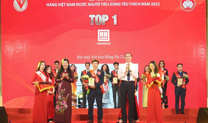 Bút máy Nét hoa Hồng Hà vinh dự trong Top 1 hàng Việt Nam được người tiêu dùng yêu thích năm 2022
