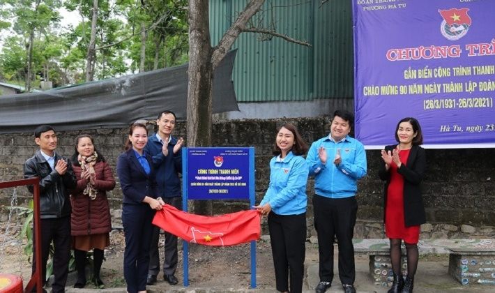 Than Hà Tu gắn biển Công trình kỷ niệm 90 năm Ngày thành lập Đoàn TNCS Hồ Chí Minh
