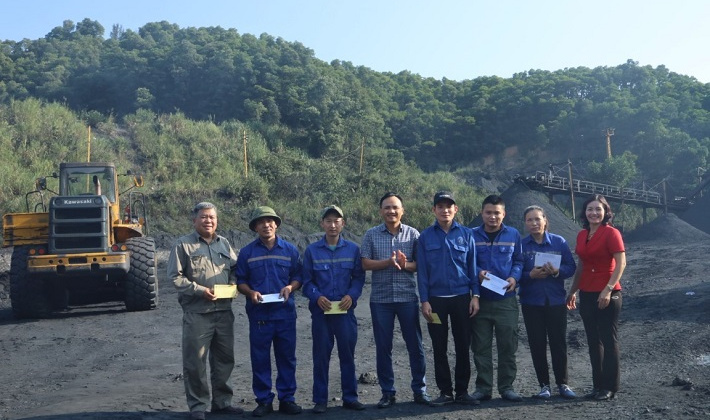 Than Hà Tu Trao thưởng các tập thể đạt năng suất cao đợt thi đua 90 ngày đêm