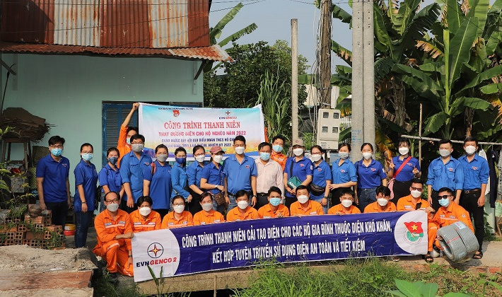 Đoàn Thanh niên EVNGENCO2 hỗ trợ cải tạo hệ thống điện cho hộ gia đình khó khăn
