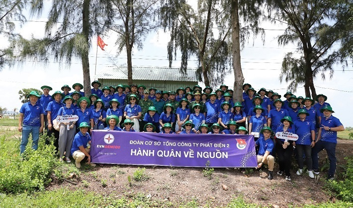 Đoàn Thanh niên EVNGENCO2 về nguồn trao tặng hệ thống lọc nước, đèn năng lượng mặt trời tại tỉnh biên giới Kiên Giang