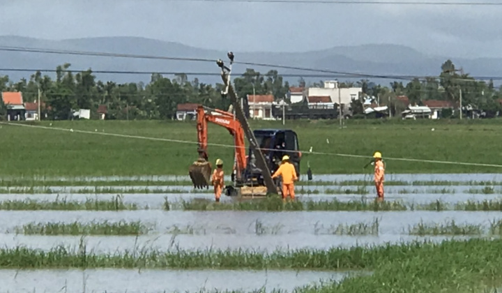 EVNCPC quyết tâm khôi phục cấp điện cho 100% khách hàng trong hôm nay
