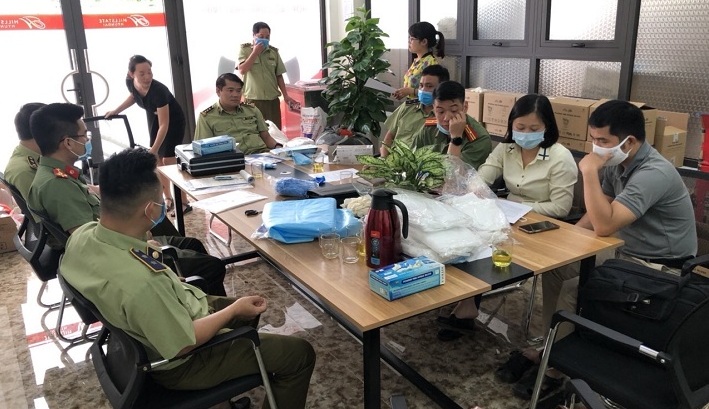 QLTT Hà Nội: Tạm giữ 24.000 chiếc găng tay cùng 142 kg găng tay không rõ nguồn gốc xuất xứ