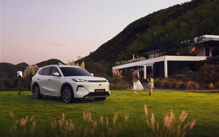 Xe hybrid sạc ngoài Geely EX5 EM-i ra mắt, lập 3 kỷ lục Việt Nam