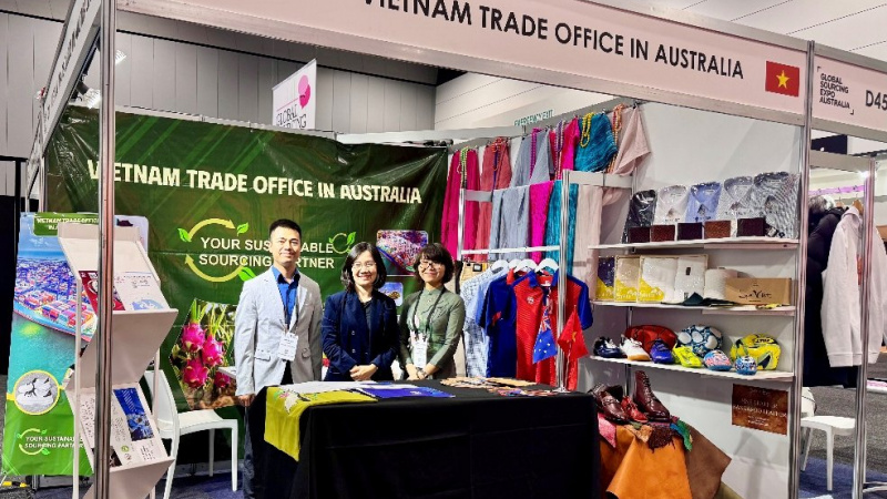 Gian hàng Việt Nam tại Hội chợ Global Sourcing Expo thu hút nhiều nhà mua hàng đến kết nối giao thương
