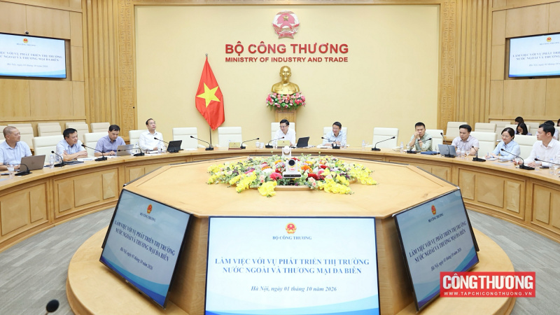 Bộ trưởng Lê Mạnh Hùng làm việc với Vụ Phát triển thị trường nước ngoài và Thương mại đa biên