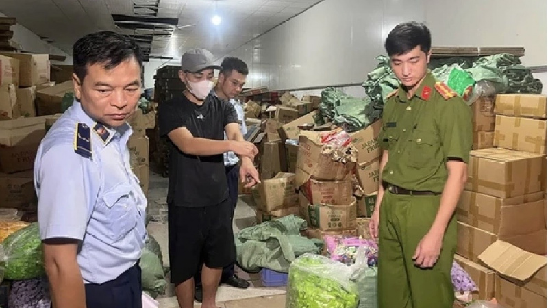 Phát hiện cơ sở biến bánh, kẹo trôi nổi thành hàng nhập khẩu