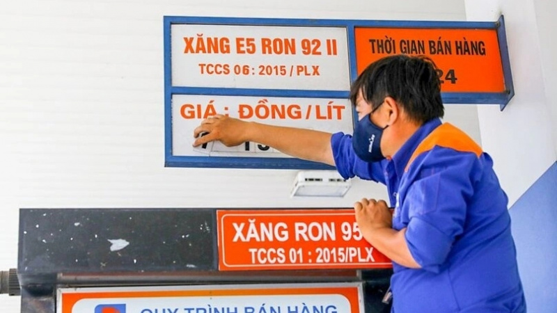 Giá xăng dầu chỉ được điều chỉnh ngay sau 1 ngày khi giá cơ sở tăng từ 15% trở lên hoặc giảm từ 10% trở lên