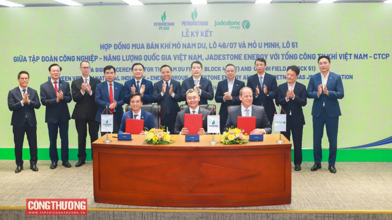 Petrovietnam ký kết và trao các văn kiện Dự án phát triển mỏ Nam Du, Lô 46/07 và mỏ U Minh, Lô 51