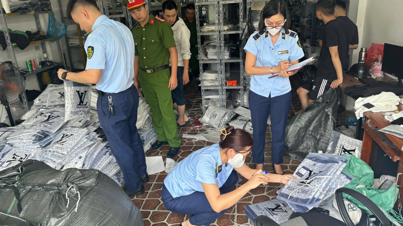 Hoài Đức tăng kiểm tra, xử lý hàng hóa giả mạo nhãn hiệu