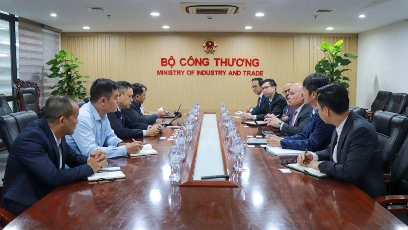 Thứ trưởng Nguyễn Việt Sơn làm việc với lãnh đạo Tập đoàn Baker Hughes