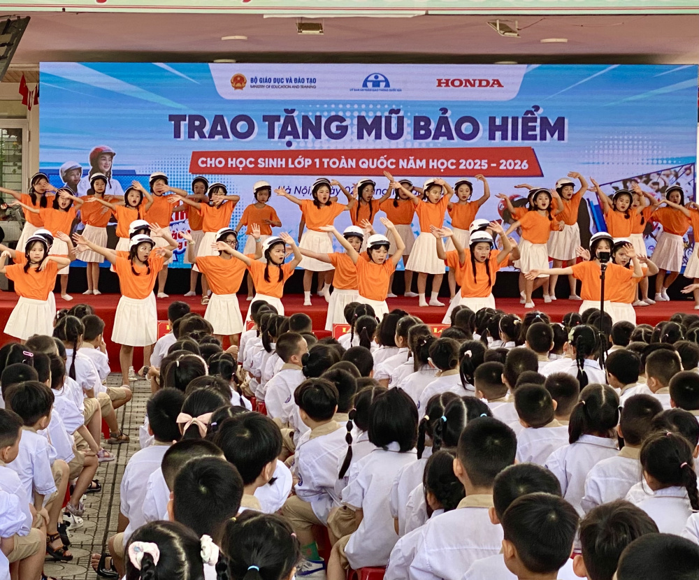 Honda Việt Nam trao tặng 1,8 triệu mũ bảo hiểm cho học sinh lớp 1