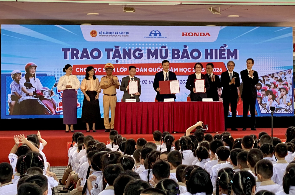 Honda Việt Nam trao tặng 1,8 triệu mũ bảo hiểm cho học sinh lớp 1