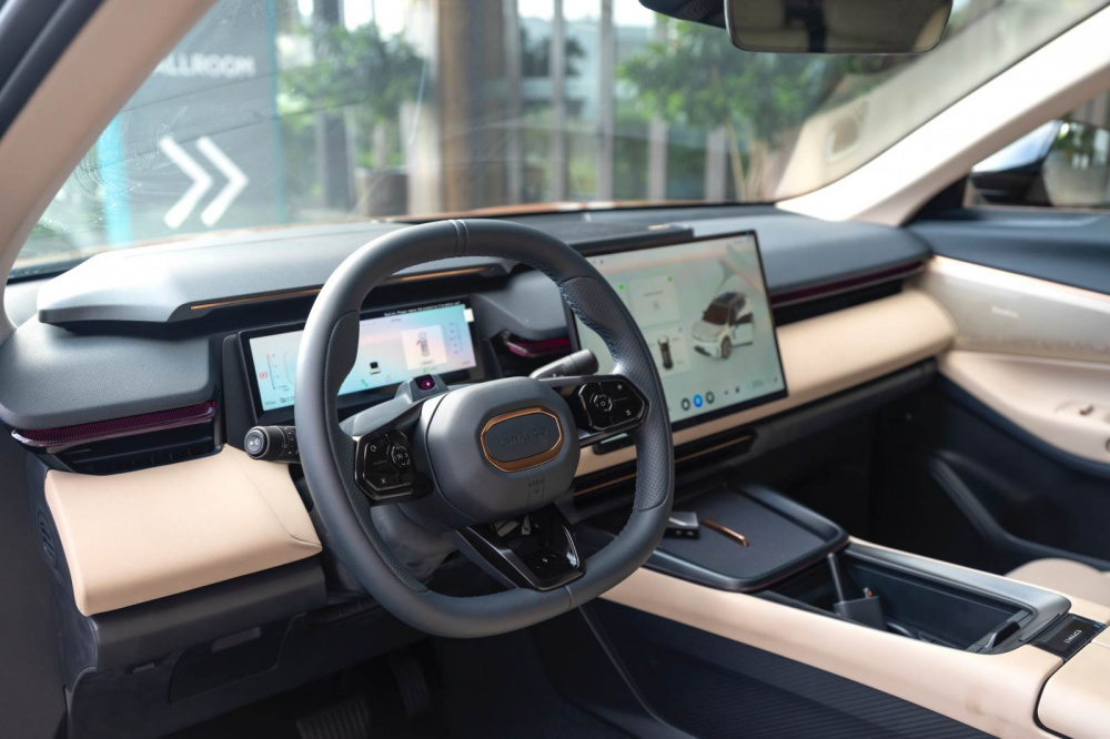 Điểm đáng chú ý nhất trên 08 EM-P chính là công nghệ hybrid độc quyền của Lynk & Co