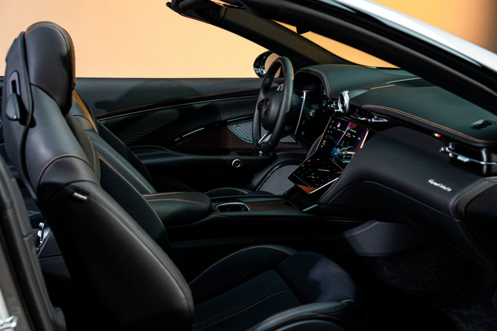 Nội thất GranCabrio Folgore được phát triển trên nền tảng điện 800V, ứng dụng các giải pháp kỹ thuật tiên tiến từ đường đua Formula E