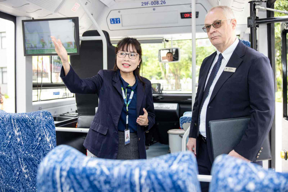 Ông Timothy John Fryer – Hiệu trưởng trường Trung học Vinschool kiểm tra các tính năng an toàn trên xe