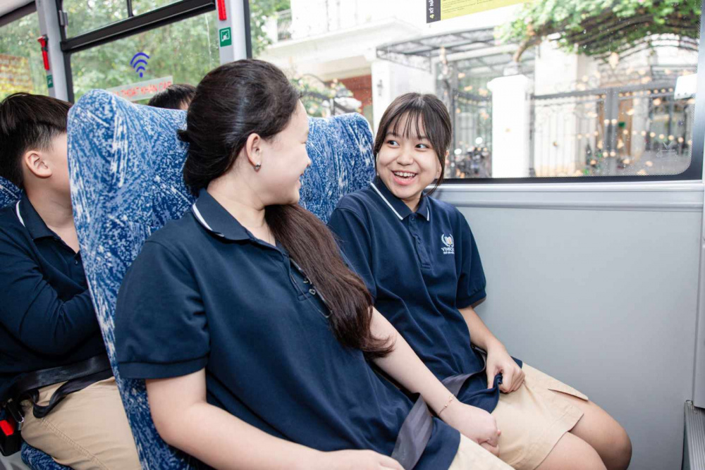 Các bạn nhỏ hào hứng trải nghiệm xe School Bus