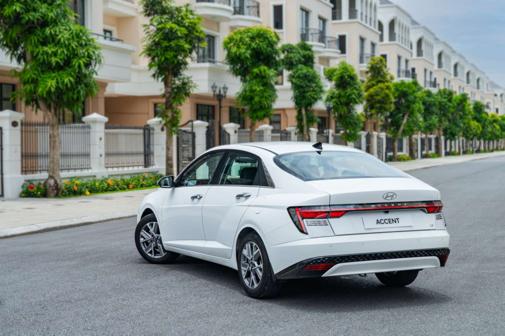 Thiết kế đuôi xe Hyundai Accent nổi bật với dải đèn LED liền mạch và cản sau tăng nhận diện cho xe