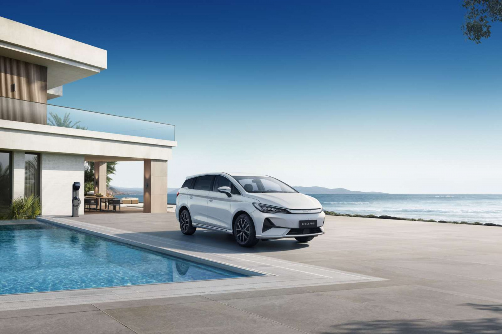 BYD M6