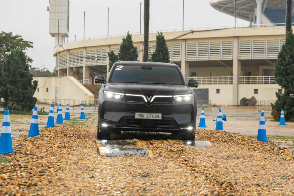 Loạt bài thử bắt đầu bằng bài slalom và đường gồ ghề