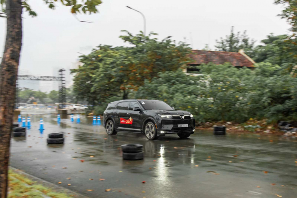 Bài tăng tốc và thử độ ồn giúp người lái cảm nhận rõ khả năng cách âm và sức mạnh của VF 9